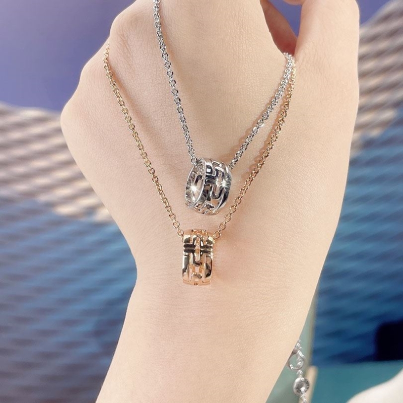 Ba*len*cia*ga necklaces